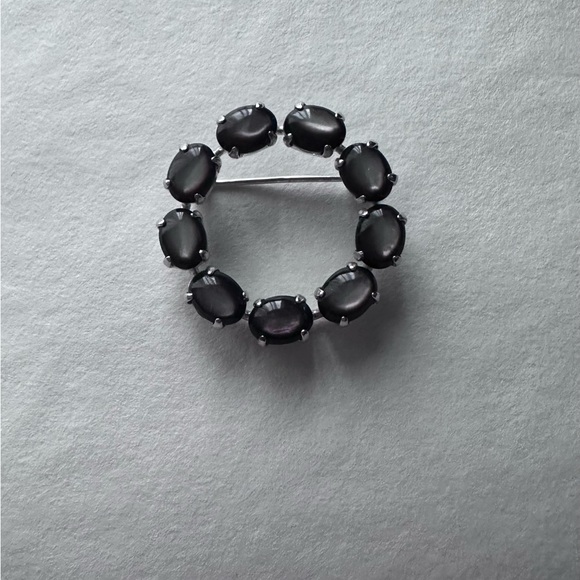 12kt GF black mother of pearl brooch - Picture 2 of 4